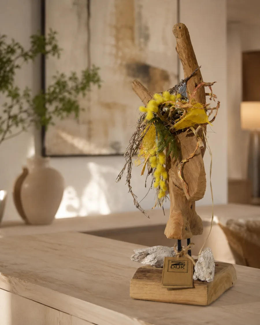 Florale Skulptur aus Treibholz mit Mimose und getrockneten Naturmaterialien